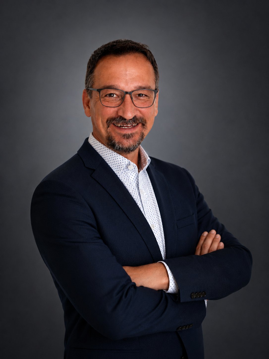 Attila Király, fondator SEO 365, portret profesional cu zâmbet cald