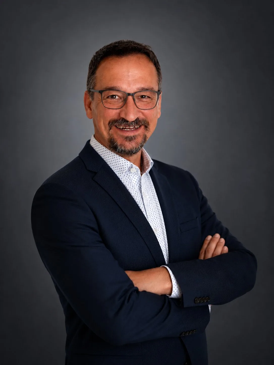 Attila Király, fondator SEO 365, portret profesional cu zâmbet cald